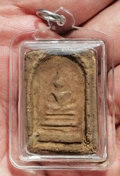 พระสมเด็จทรายเสก พิมพ์เกศยาว หลวงพ่อกวย วัดโฆสิตาราม จ.ชัยนาท ยุคต้น ปี 2500-2509 เคาะเดียว