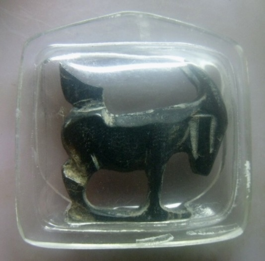 **เบา​ๆ​**แพะเขาควายแกะ มีจารยันต์ เก่าๆ ไม่ทราบที่**เลี่ยมจับขอบ สวยๆ เชิญชมครับ