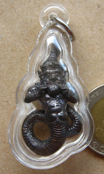 เทพพญาราหู หลวงพ่อแช่ม วัดสำนักตะคร้อ จ.นครราชสีมา เนื้อทองแดงรมดำ  เลี่ยมกันน้ำพร้อมใช้+ซองเดิม