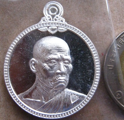 เหรียญกลม อายุยืน หลวงพ่อหวล วัดพุทไธศวรรย์ อยุธยา ปี2556เลข57 เนื้อเงิน ชุดกรรมการ พร้อมกล่องเดิม