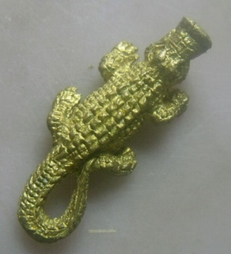 **เบา​ๆ​**จระเข้โทน หลังยันต์ เนื้อทองผสม ไม่ทราบที่**มหาอำนาจ มหานิยม มหาลาภ สวยๆ 