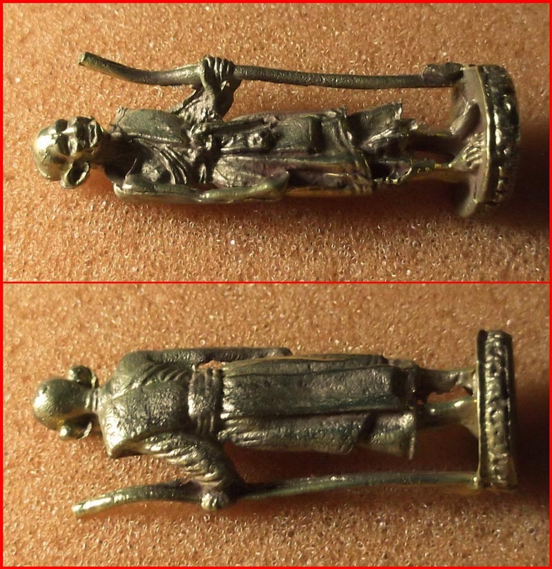 รูปหล่อยืน หลวงปู่ศุข วัดปากคลองมะขามเฒ่า จ.ชัยนาท เนื้อทองเหลือง-3 เคาะเดียวครับ