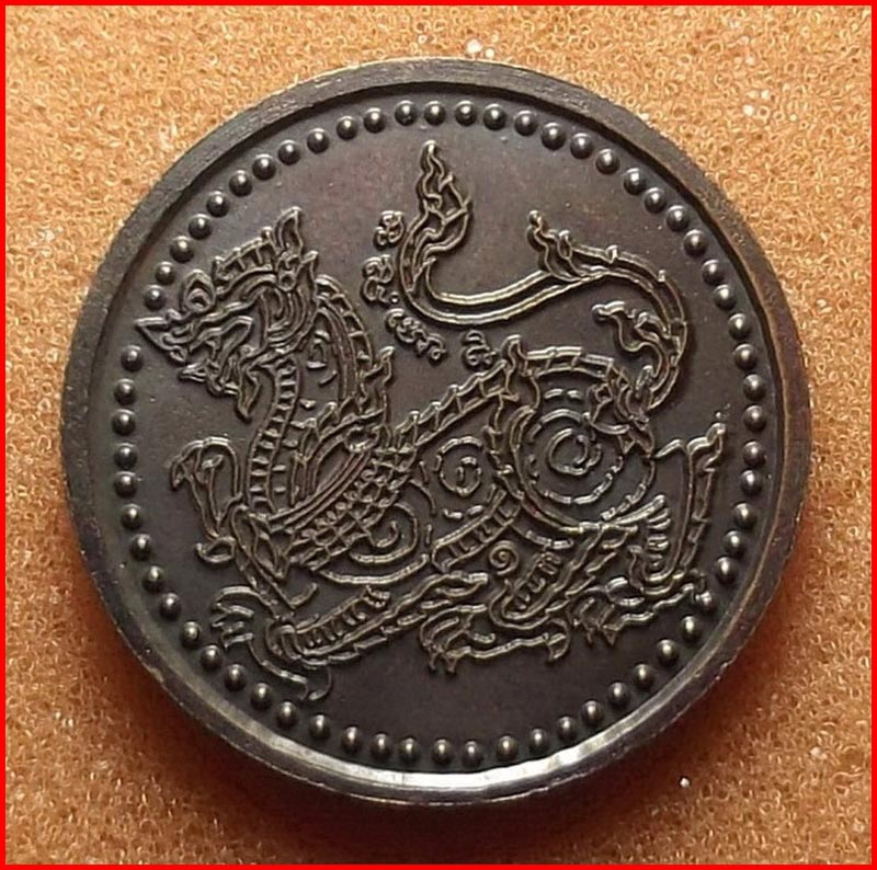 เหรียญชูชกหลังสิงห์ พระอาจารย์หมู วัดทรงธรรมวรวิหาร จ.สมุทรปราการ เนื้อทองแดง ปี 2556