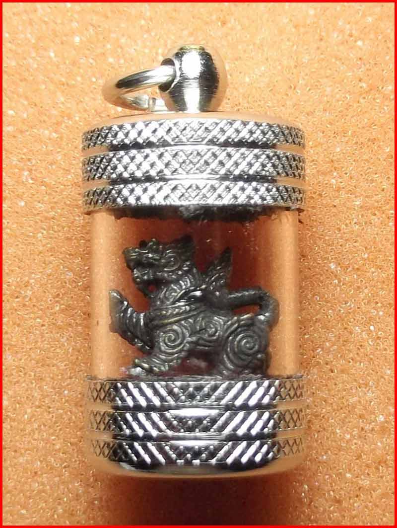 สิงห์จิ๋ว หลวงพ่อเพี้ยน วัดเกริ่นกฐิน จ.ลพบุรี เนื้อทองแดง ตอกโค้ด ว.ฐ. ปี 2556 พร้อมปลอก