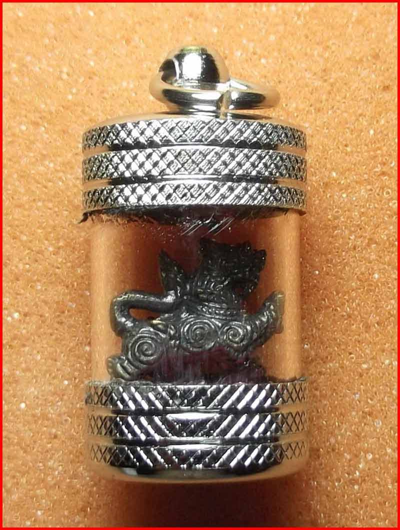 สิงห์จิ๋ว หลวงพ่อเพี้ยน วัดเกริ่นกฐิน จ.ลพบุรี เนื้อทองแดง ตอกโค้ด ว.ฐ. ปี 2556 พร้อมปลอก