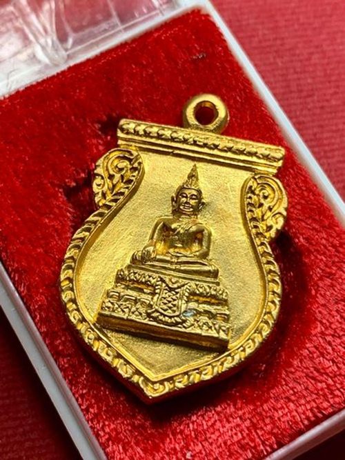 	เหรียญหล่อ หลวงพ่อวัดไร่ขิง พิมพ์เสมา เนื้อทรายทอง วัดไร่ขิง จ.นครปฐม สวย เป๊ะ พร้อมกล่อง