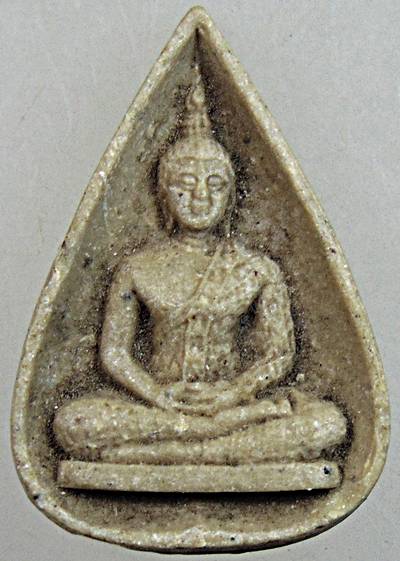 พระแก้วมรกต เนื้อผง หลัง ภปร. ปี 2530 พิธีมหาพุทธาภิเษก ณ พระอุโบสถ์ วัดบวรนิเวศวิหาร และ วัดพระศรีร