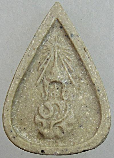 พระแก้วมรกต เนื้อผง หลัง ภปร. ปี 2530 พิธีมหาพุทธาภิเษก ณ พระอุโบสถ์ วัดบวรนิเวศวิหาร และ วัดพระศรีร