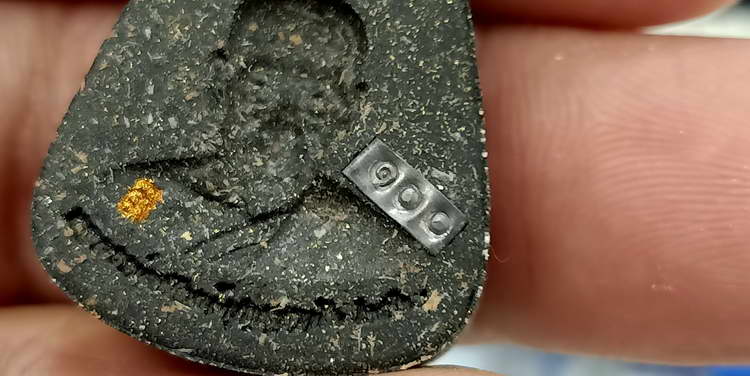 พระปิดตามหาปุญโญ หลวงพ่อพัฒน์ วัดห้วยด้วน จ.นครสวรรค์ ปี 2564 เนื้อเผงสีดำ หลังแบบฯ มีรอยเจิมแห้ง