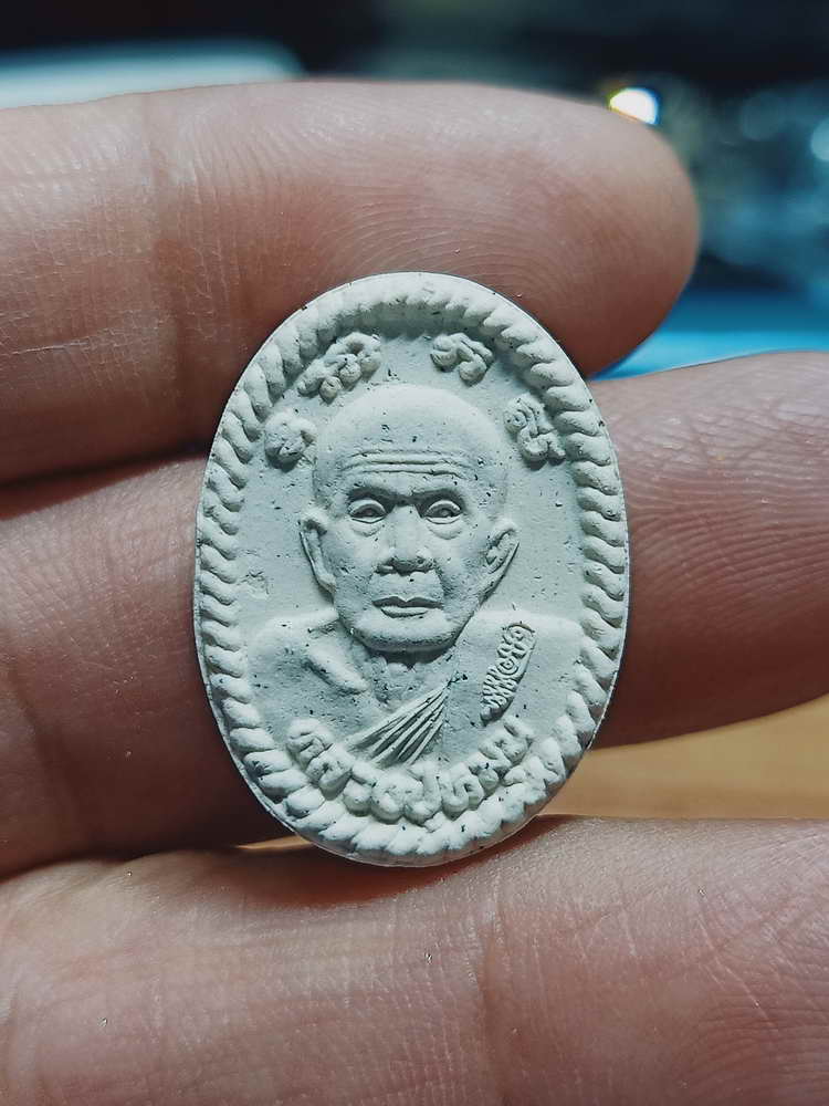 4-339 พระผงรวยสะท้านฟ้า หลวงปู่หมุน ฐิตสีโล วัดบ้านจาน จ.ศรีสะเกษ 2566 กล่องเดิม