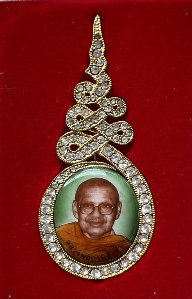 เข็มกลัดล็อคเก็ตหลวงพ่อฤาษีลิงดำ ตอกโค๊ด หมายเลข และปั๊มยันต์เกราะเพชร ออกวัดกระทุ่มเสือปลา พ.ศ.๒๕๔๒