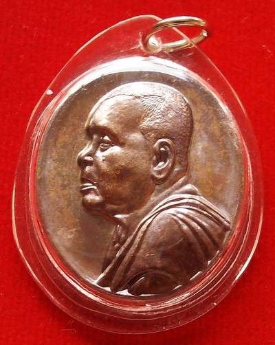 เหรียญหลวงพ่อเขียนหันข้าง หลังเหรียญกระทิง วัดกระทิง ปี57  เลี่ยมกันน้ำพร้อมใช้ เหรียญสวย คม ชัด ลึก