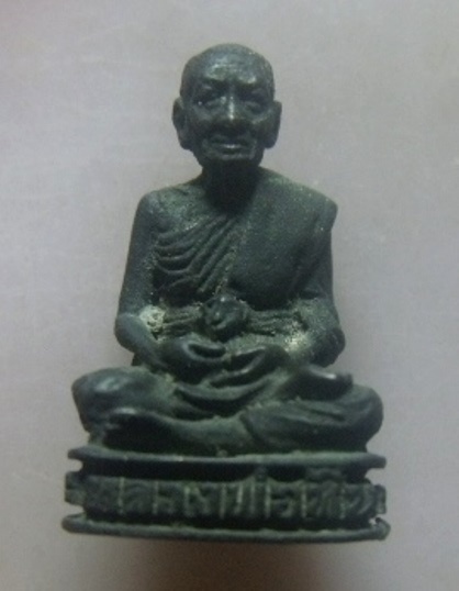 **เบาๆ**รูปหล่อรุ่นแรก ฉลองอายุ ๗๖ ปี หลวงปู่หิน วัดระฆัง ปี ๒๕๑๘**เนื้อนวะ ตอกโค้ด สวยๆ 