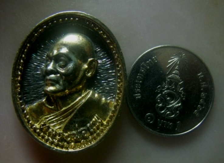 **เบาๆ**เหรียญหล่อหลวงพ่อแพ รุ่นทรัพย์ทวีคูณ วัดพิกุลทอง จ.สิงห์บุรี**สามกษัตริย์ สวยๆ