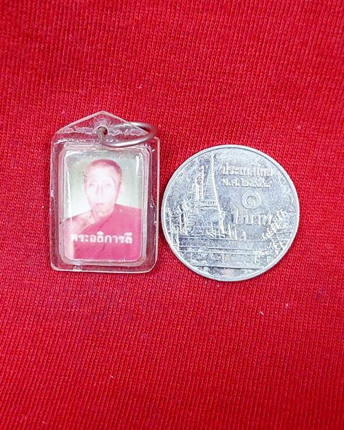 รูปถ่ายพระอธิการลี หลังติดจีวร เลี่ยมเดิมจากวัด