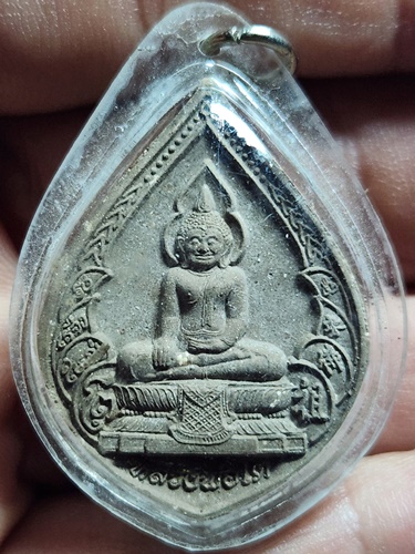 วัดหลักสี่ราษฎร์สโมสร อ.บ้านแพ้ว จ.สมุทรสาคร พระผงหลวงพ่อโต หลังพระประจำวัน เลี่ยมเดิม