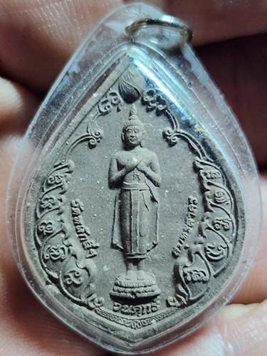 วัดหลักสี่ราษฎร์สโมสร อ.บ้านแพ้ว จ.สมุทรสาคร พระผงหลวงพ่อโต หลังพระประจำวัน เลี่ยมเดิม