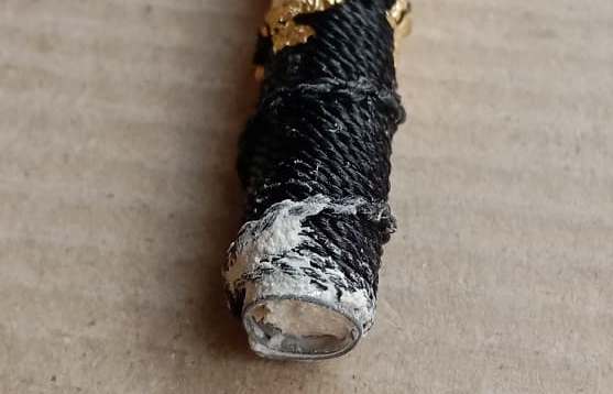 ตะกรุดโทนถักเชือก เมตตา มหานิยม แคล้วคลาด ปลอดภัย  หลวงปู่แผ้ว ปวโร  ปี2550 อุดผงพุทธคุณ ยาว3 นิ้ว