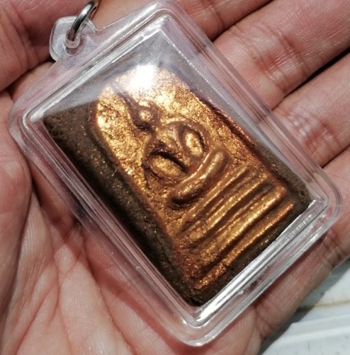 พระสมเด็จทรายเสก พิมพ์ใหญ่ หลวงพ่อกวย วัดโฆสิตาราม จ.ชัยนาท ยุคต้น เลี่ยมพร้อมใช้ เคาะเดียว