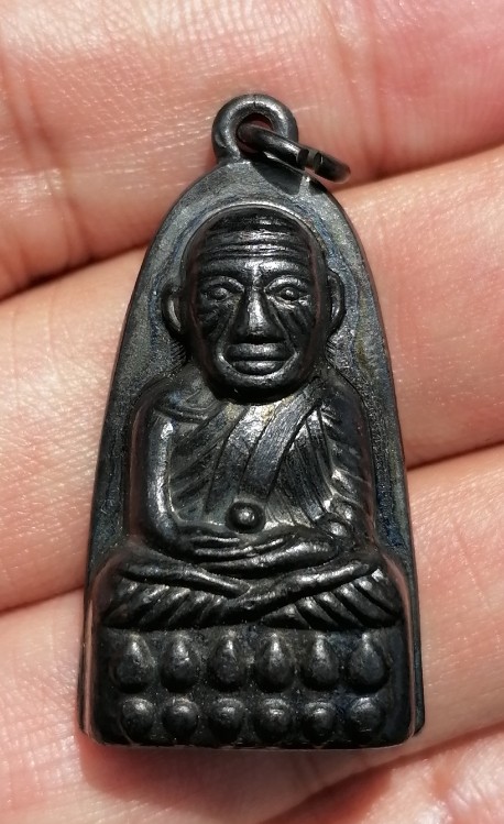 หลวงปู่ทวดแจกปีนัง ปี 2507 สภาพผิวหิ้งเดิมๆ สวยสมบูรณ์ คมชัด รมดำแห้งๆ เคาะเดียว