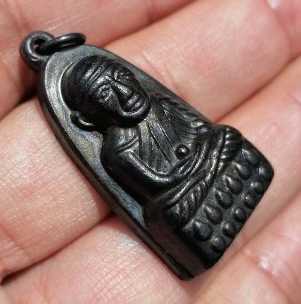 หลวงปู่ทวดแจกปีนัง ปี 2507 สภาพผิวหิ้งเดิมๆ สวยสมบูรณ์ คมชัด รมดำแห้งๆ เคาะเดียว