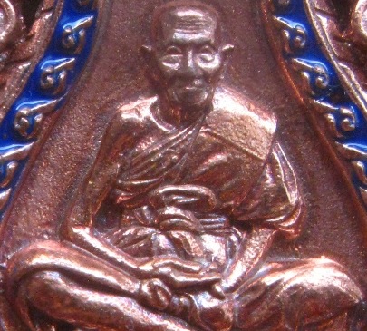 เหรียญเสมาหล่อ รุ่น"มหาลาภ" หลวงปู่แสน วัดบ้านหนองจิก ศรีสะเกษ ปี2561 ทองแดงผิวไฟลงยา2สี เลข87+กล่อง