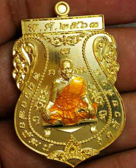 เหรียญเสมานิรันตราย หลวงพ่อพัฒน์ วัดห้วยด้วน จ.นครสวรรค์ ปี2563 เนื้อทองทิพย์ ลงยาจีวร เลข26+กล่อง