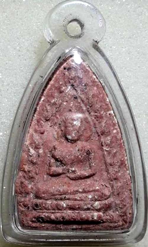 *พระผงปางประทานพร หลังพระประจำวัน หลวงปู่เฮี้ยง วัดป่าฯ ชลบุรี ปี๒๕๐๕*