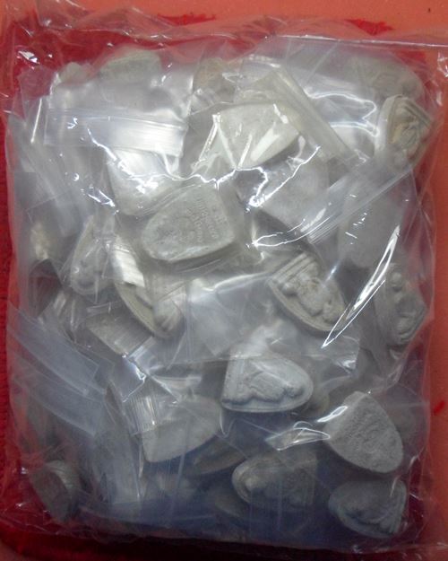 พระผงรูปเหมือน หลวงพ่อแพ วัดพิกุลทอง สิงห์บุรี ปี34 ฝังตะกรุด ชุด100องค์