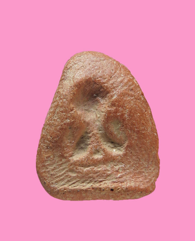 พระปิดตาจิ๋ว เนื้อดิน หลังแบบ สูงประมาณ 1 ซม.