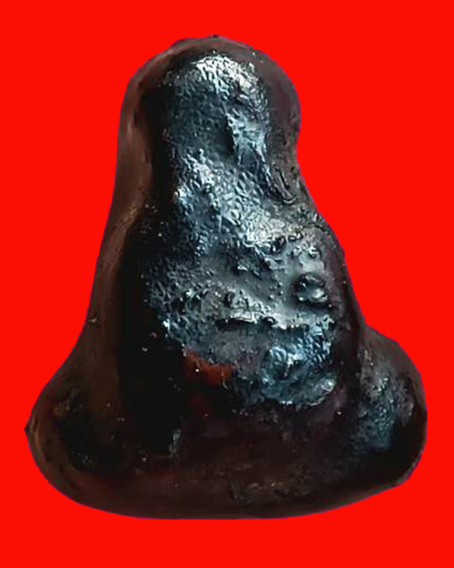 ปิดตาหลวงปู่ยิ้ม วัดหนองบัว พิมพ์สังกัจจายน์ (พุงป่อง) เนื้อผงจุ่มรัก จ.กาญจนบุรี สูงเกือบ 2.5 ซ.ม.