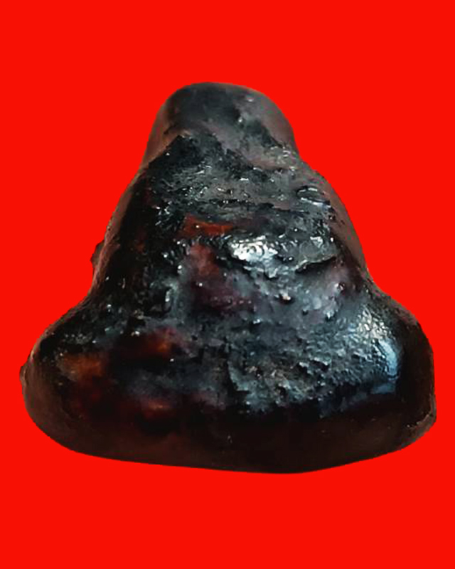 ปิดตาหลวงปู่ยิ้ม วัดหนองบัว พิมพ์สังกัจจายน์ (พุงป่อง) เนื้อผงจุ่มรัก จ.กาญจนบุรี สูงเกือบ 2.5 ซ.ม.