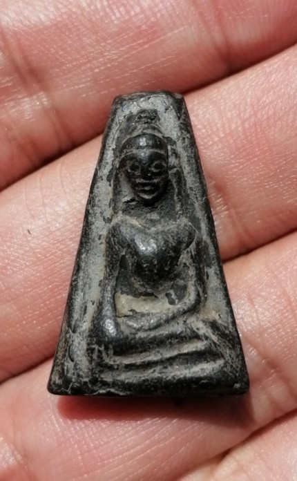 พระผงสุพรรณเนื้อผงน้ำมันดำ หลวงปู่ดี วัดพระรูป จ.สุพรรณบุรี สร้างในปี 2513 - 2514 เคาะเดียว