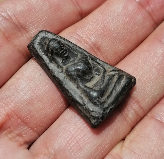 พระผงสุพรรณเนื้อผงน้ำมันดำ หลวงปู่ดี วัดพระรูป จ.สุพรรณบุรี สร้างในปี 2513 - 2514 เคาะเดียว