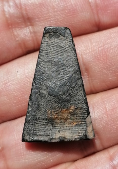 พระผงสุพรรณเนื้อผงน้ำมันดำ หลวงปู่ดี วัดพระรูป จ.สุพรรณบุรี สร้างในปี 2513 - 2514 เคาะเดียว