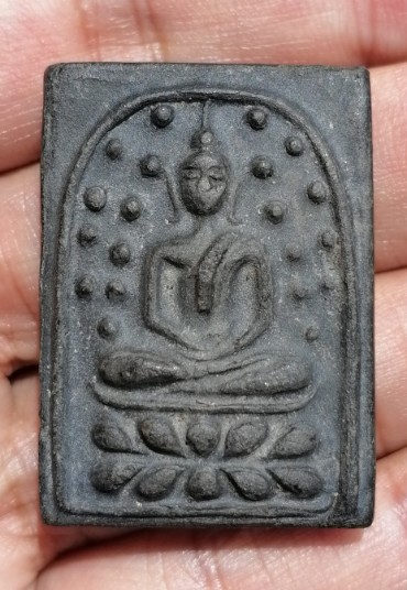 พระพิมพ์ปรกโพธิ์ ฐานบัว เนื้อดินผสมผงใบลานเผา หลวงพ่อกวย วัดหนองอีดุก จ.ชัยนาท ปี 2515 เคาะเดีย