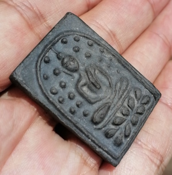 พระพิมพ์ปรกโพธิ์ ฐานบัว เนื้อดินผสมผงใบลานเผา หลวงพ่อกวย วัดหนองอีดุก จ.ชัยนาท ปี 2515 เคาะเดีย