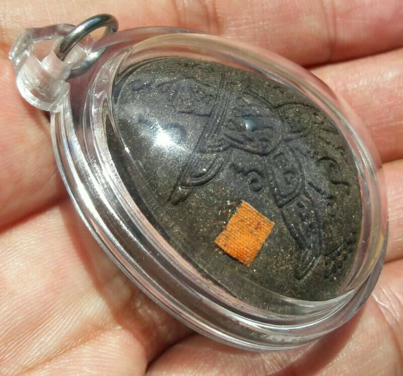 พระปิดตาปิดทวารโรยผงตะไบ เนื้อว่านดำ หลวงพ่อเมียน วัดบางจะเนียง จ.บุรีรัมย์ เคาะเดียว