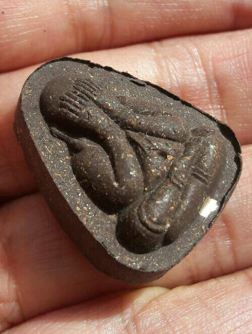 หลวงพ่อสุริยันต์ พระปิดตามหาโชคลาภ พิมพ์ใหญ่ เนื้อไม้ตะเคียน รุ่นสุริยันต์ ให้ รวย รวย รวย เคาะเดียว