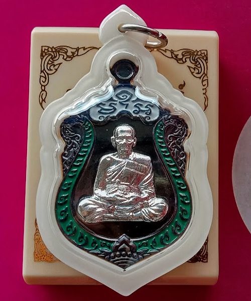 เหรียญเสมารุ่นมหาเวทย์ หลวงพ่อพัฒน์ เนื้อทองแดงรมดำ หน้ากากชุบเงินลงยา ตอกโค๊ต,เลข41..เคาะเดียวแดง..