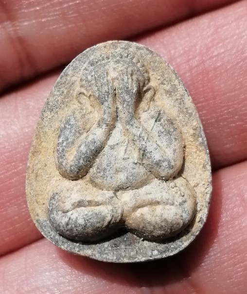 พระปิดตาหลวงปู่โต๊ะ เนื้อผงใบลาน แก่น้ำมันตังอิ้ว แจกในพิธี วัดบวรนิเวศวิหาร ปี 2523 เคาะเดียว