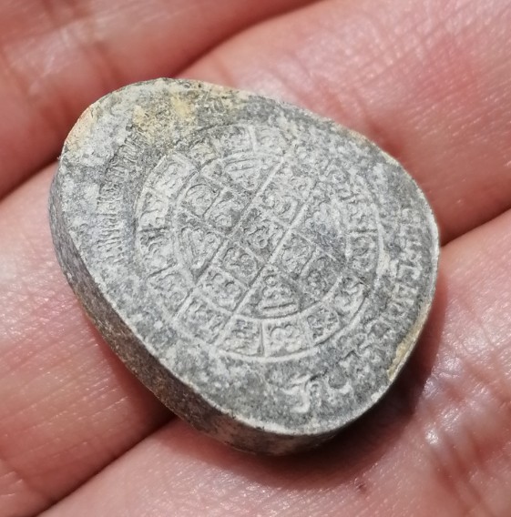 พระปิดตาหลวงปู่โต๊ะ เนื้อผงใบลาน แก่น้ำมันตังอิ้ว แจกในพิธี วัดบวรนิเวศวิหาร ปี 2523 เคาะเดียว