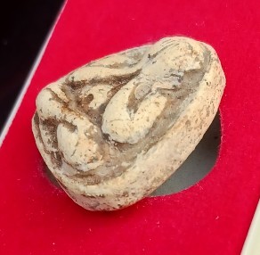 พระปิดตา หลวงพ่อมาลัย วัดบางหญ้าแพรก สมุทรสาคร ปี 26 (โค้ดเลเซอร์-เลขสวย)