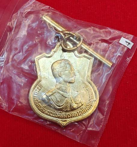 เหรียญอนุสรณ์มหาราช 3 รอบ รัชกาลที่ 9 ปี2506 เนื้ออัลปาก้ากะไหล่ทอง โค้ด “สว” ซ้าย ขวา พร้อมตุ้งติ้ง