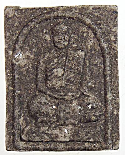 พระผงสี่เหลี่ยมนั่งเต็มองค์ รุ่นแรก หลวงพ่อจำเนียร วัดถ้ำเสือ จ.กระบี่ เนื้อผงผสมดินเจ็ดป่าช้า