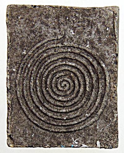 พระผงสี่เหลี่ยมนั่งเต็มองค์ รุ่นแรก หลวงพ่อจำเนียร วัดถ้ำเสือ จ.กระบี่ เนื้อผงผสมดินเจ็ดป่าช้า