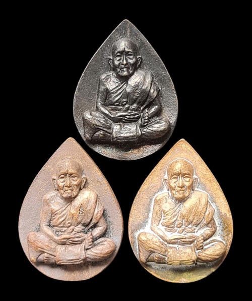 เคาะแรกแดง..หยดน้ำ ๓ องค์ รายละเอียดในโพสต์..ลป.นน สำนักสงฆ์เขาพรานธูป จ.ประจวบคีรีขันธ์