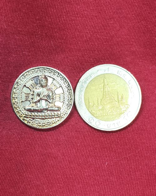 เหรียญกลมธรรมจักร ปางปฐมเทศนา หลังยันต์ กะไหล่เงิน (ไม่ทราบที่)