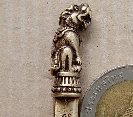 มีดหล่อ รุ่นพยัคฆ์ชนะจน หลวงพ่อพัฒน์ วัดห้วยด้วน จ.นครสวรรค์ เนื้อทองเหลืองซาติน หมายเลข1401+กล่อง