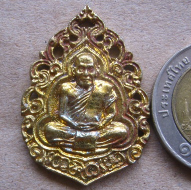 เหรียญลายฉลุ หลวงปู่เกลี้ยง วัดโนนเเกด จ ศรีสะเกษ ปี2556หมายเลข756 รุ่นบุญฤทธิ์ เนื้อทองชนวน+กล่อง